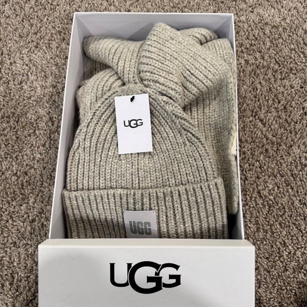 Uggs Hat and scarf set - Picture 2 of 4